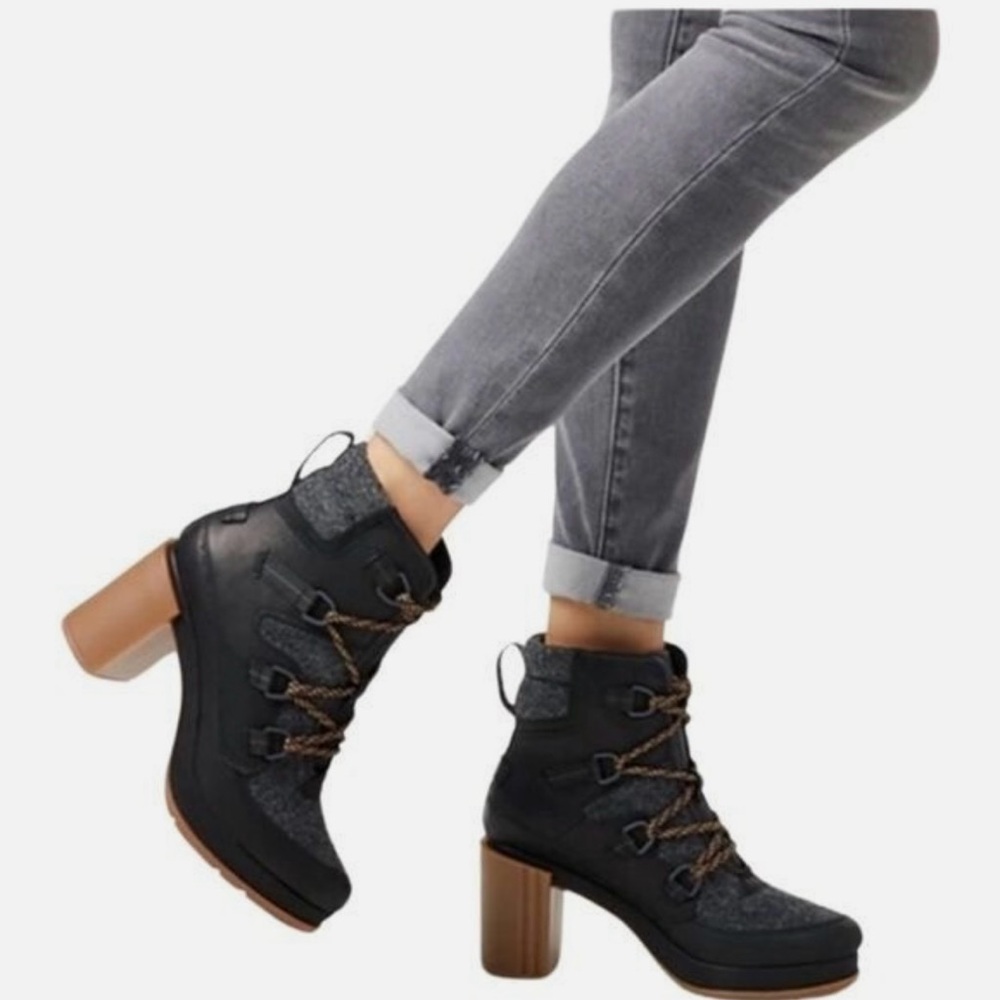 SOREL Blake Lace-Up Booties, size 7.5. Black Leather